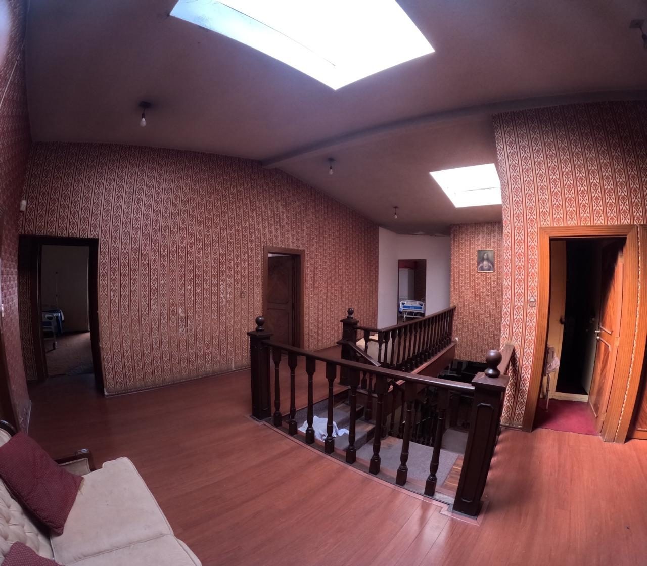 Pasillo interior con escalera