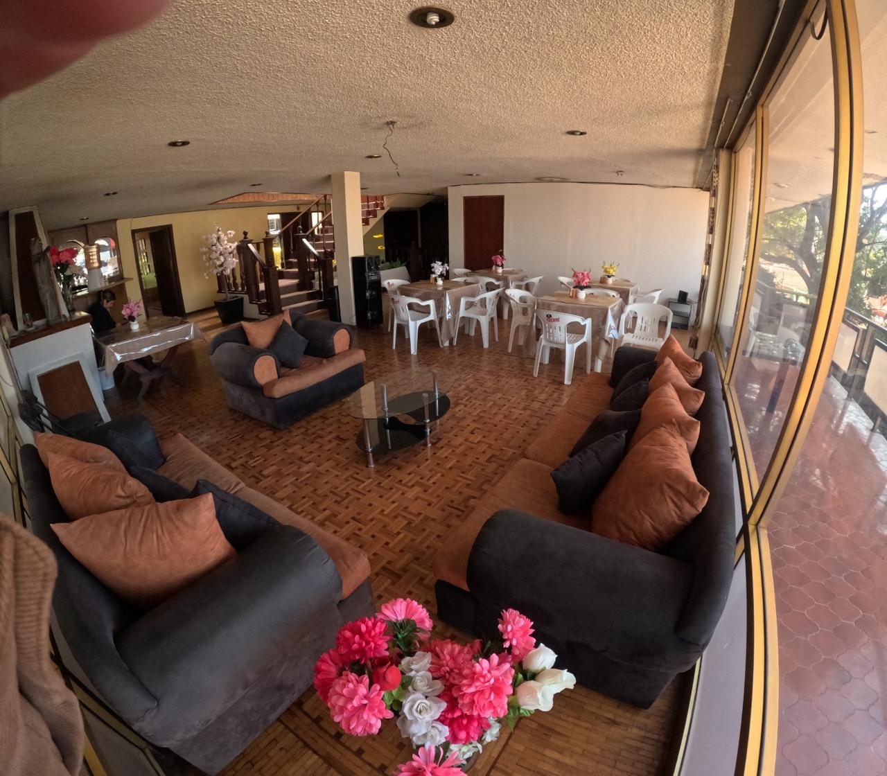 Sala común con mesas y sillas